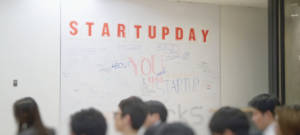 Tableau avec écrit "startup day''