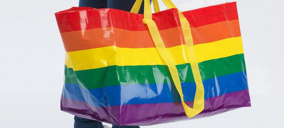 IKEA relooke son mythique cabas aux couleurs LGBT+ Sac IKEA aux couleurs du drapeau arc-en-ciel LGBT