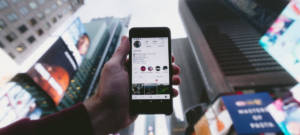 Smartphone sur une page Instagram