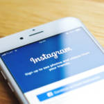 Smartphone, allumé sur une page dur réseau social, Instagram