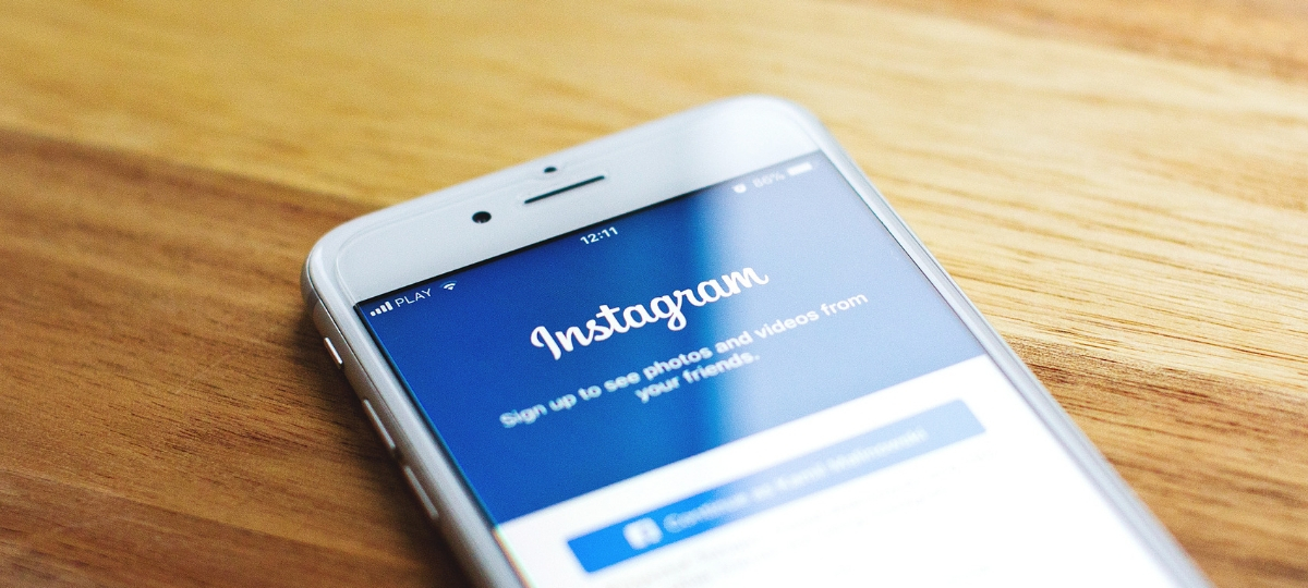 instrendy Smartphone, allumé sur une page dur réseau social, Instagram