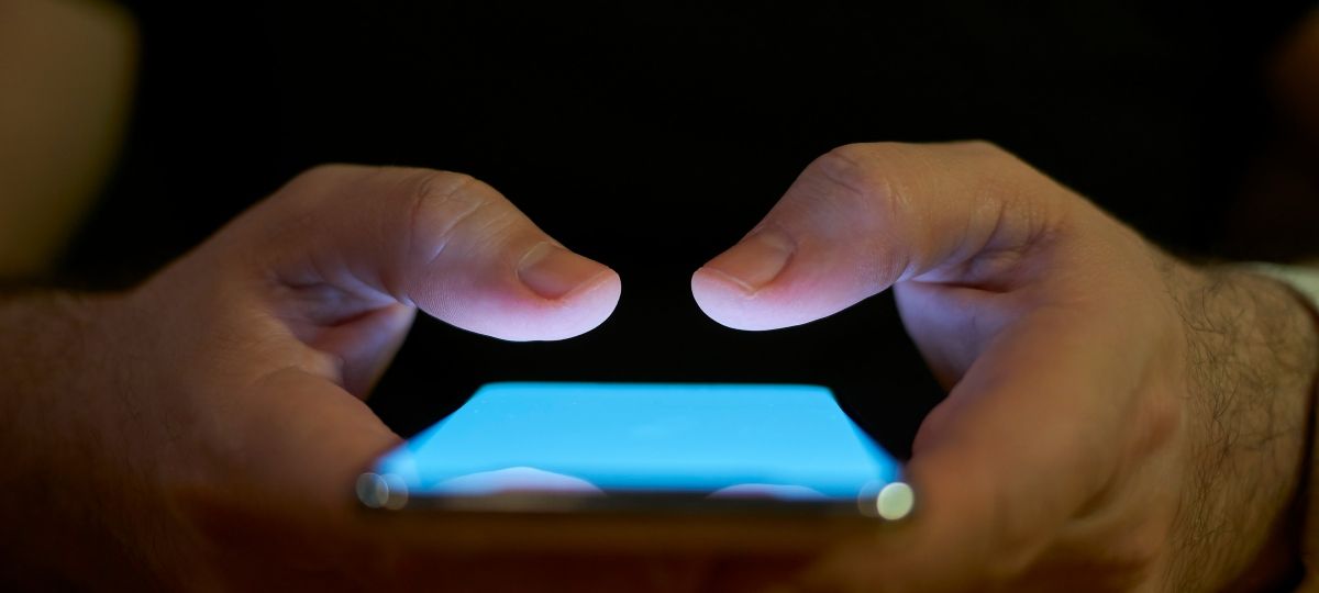 Mains tenant un smartphone