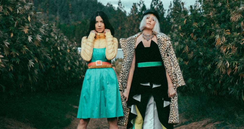 Deux femmes pose dans une culture de cannabis