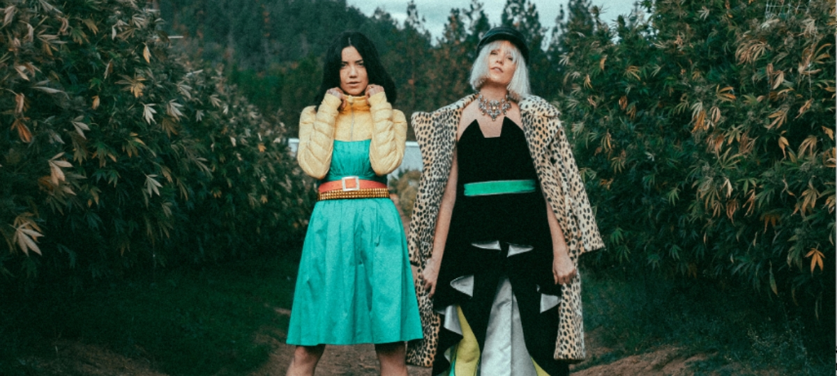 Pour l'agence Ladies of Paradise, le cannabis c'est chic Deux femmes pose dans une culture de cannabis
