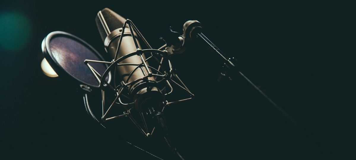Les Échos lancent leur nouveau podcast d’actualité « La Story » Microphone de studio