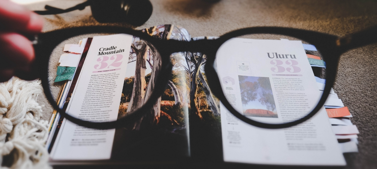 La réalité augmentée dépoussière le magazine papier Une paire de lunettes devant un magazine papier