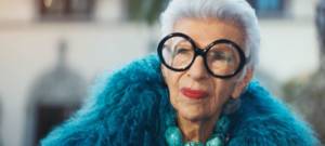 Iris Apfel portant une fourrure bleu et de grandes lunettes, dans le spot Magnum