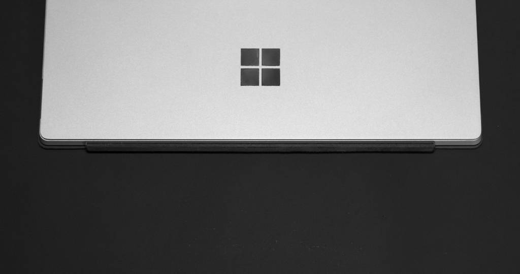 Ordinateur Microsoft sur un fond noir