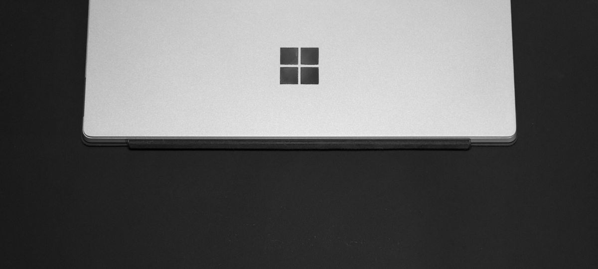 mircosoftwordjpg Ordinateur Microsoft sur un fond noir