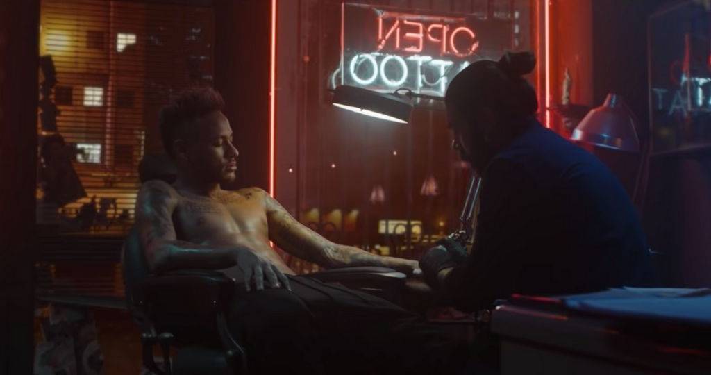 Le footballeur Neymar dans un salon de tatouage