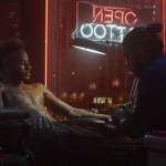 Le footballeur Neymar dans un salon de tatouage