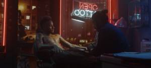 Le footballeur Neymar dans un salon de tatouage