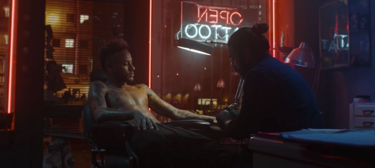 Diesel choisit le footballeur Neymar pour son nouveau parfum Le footballeur Neymar dans un salon de tatouage