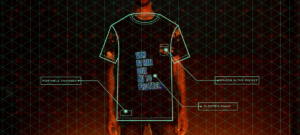 Un homme portant le Safe-Tshirt