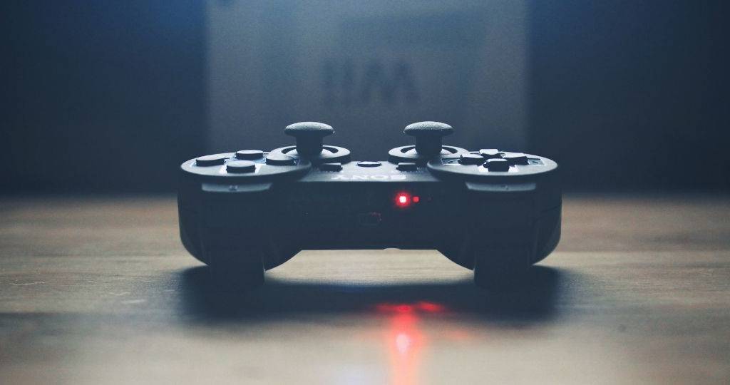Une manette de console de jeux Sony
