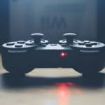 Une manette de console de jeux Sony