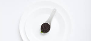 Biscuit Oreo placé dans une assiette blanche, sur fond blanc minimaliste