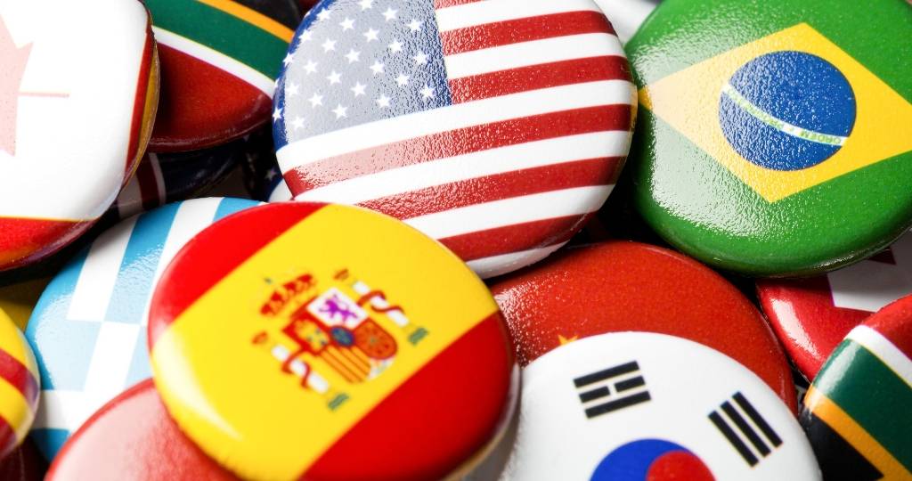 Des pins avec des drapeaux de différents pays