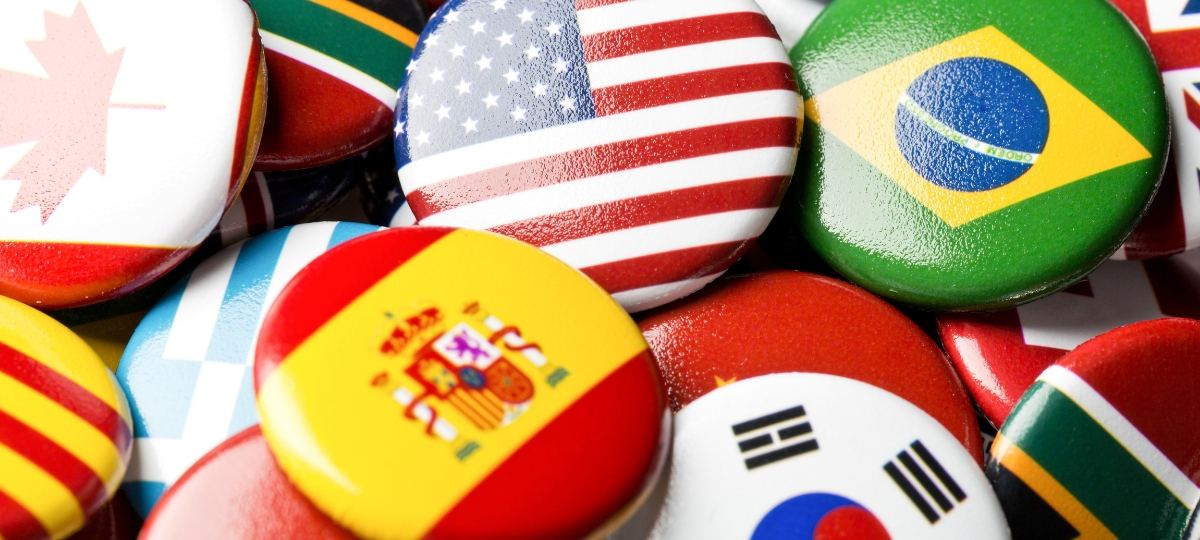 Quelle stratégie de SEO international mettre en place ? Des pins avec des drapeaux de différents pays