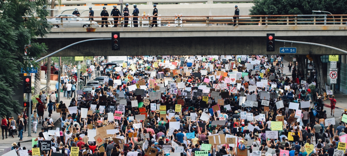 Une start-up veut rémunérer les manifestants Une foule de manifestants traverse le dessous d'un pont.