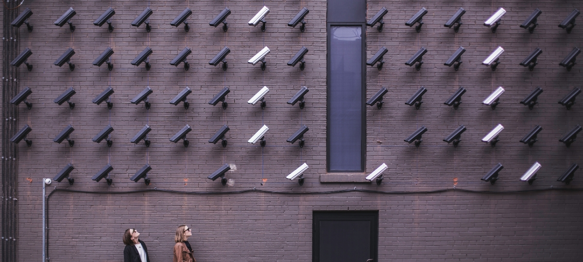 San Francisco a vote pour l'interdiction de la reconnaissance faciale à ses agences gouvernementales deux femmes regardent un mur de caméra de surveillance