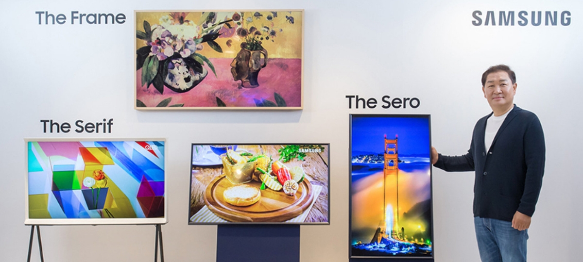 Samsung : Un nouveau téléviseurs verticale pour génération Z Un homme se tient devant un stand qui présente trois nouveaux modèle de téléviseurs