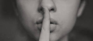 Une femme avec son doigt sur la bouche