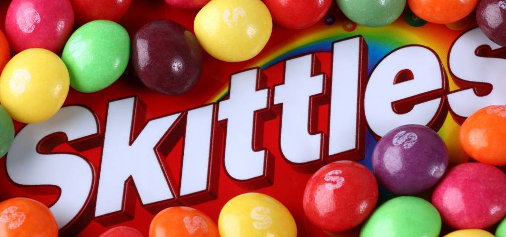 Un paquet de Skittles en gros plan