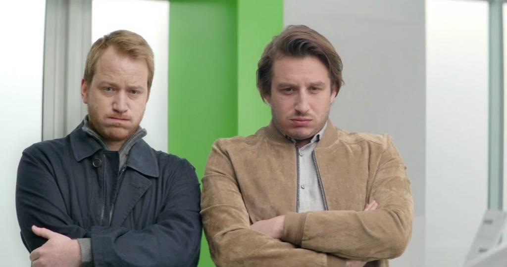 Deux homme regardent face caméra en boudant