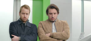 Deux homme regardent face caméra en boudant