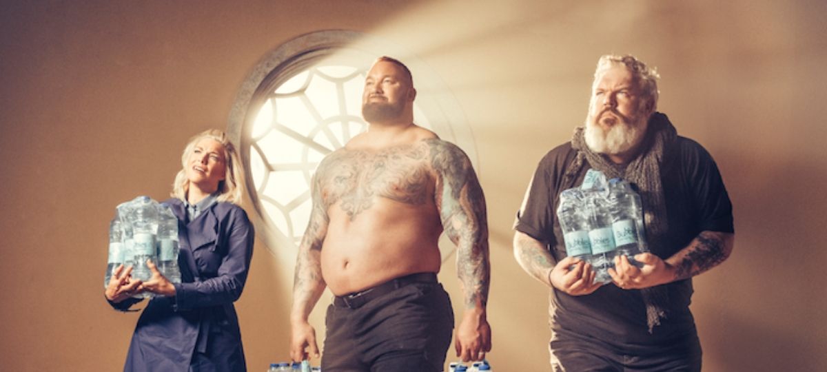 Les acteurs de game of Thrones disent adieu aux bouteilles en plastique avec SodaStream Une femme et deux hommes se tiennent de face, avec des packs de bouteilles en plastique