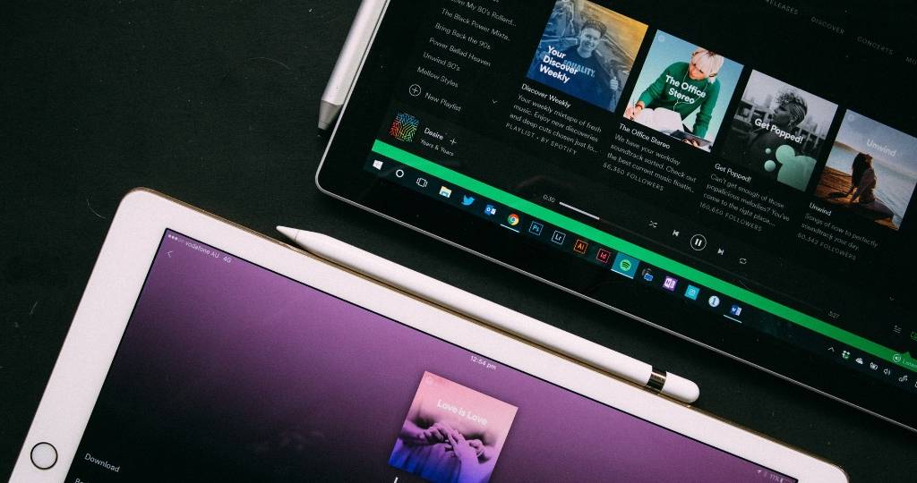 Deux tablettes numériques sur la plateforme de musique Spotify