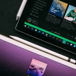 Deux tablettes numériques sur la plateforme de musique Spotify