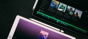 Deux tablettes numériques sur la plateforme de musique Spotify