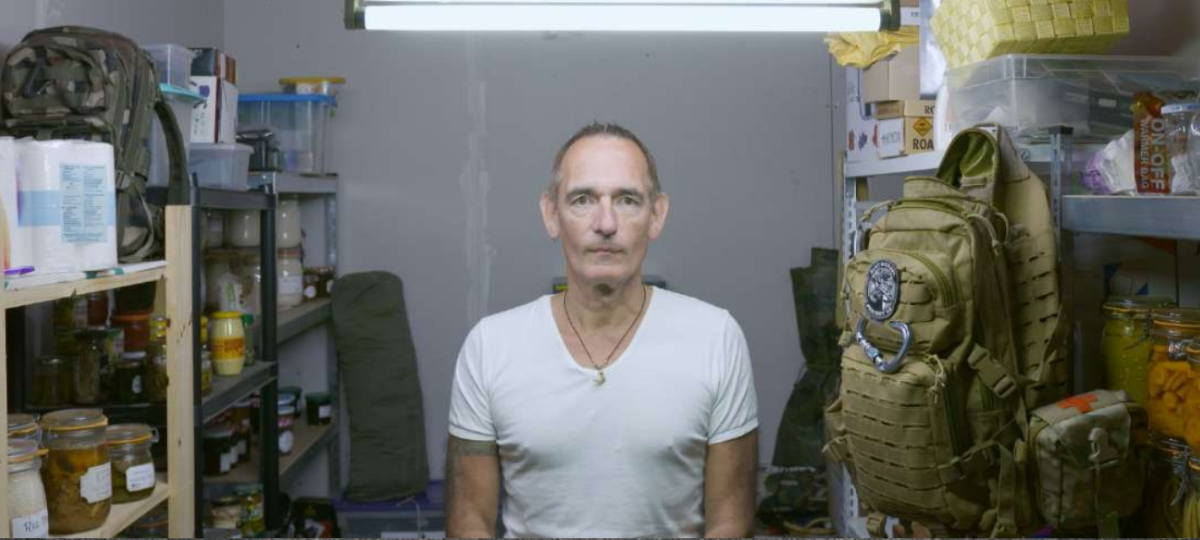 France TV Slash nous immerge dans la vie des survivalistes français Un homme se tient de face dans son bunker de survie