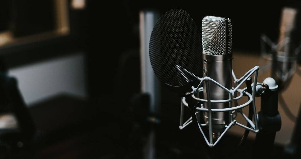 Microphone argenté dans un studio d'enregistrement sombre