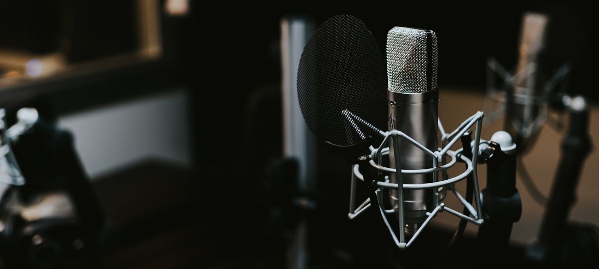 En un mois, Sybel atteint 100 000 utilisateurs actifs Microphone argenté dans un studio d'enregistrement sombre