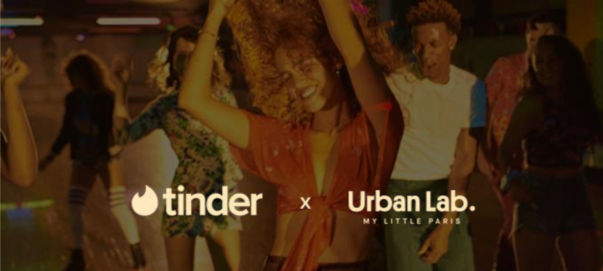 La plateforme de rencontre Tinder matche avec My Little Paris Une jeune femme danse lors du soirée