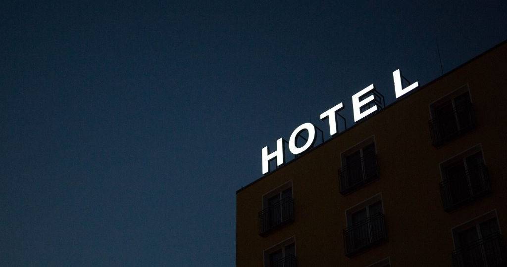 Façade d'un hôtel de nuit