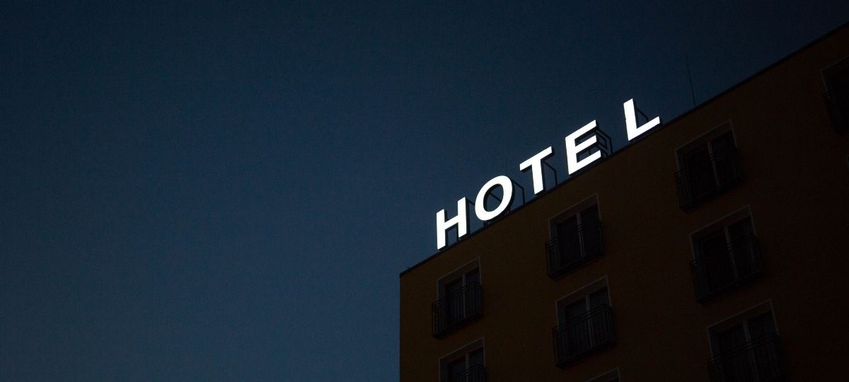 TripAdvisor fait un pas vers la transparence Façade d'un hôtel de nuit