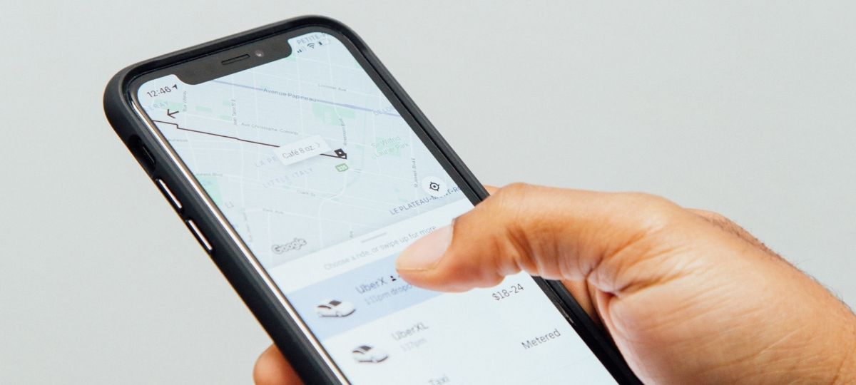 Uber va bloquer les utilisateurs mal notés de son service Une main d'homme, sur le point de commander un chauffeur Uber, sur l'application de la compagnie