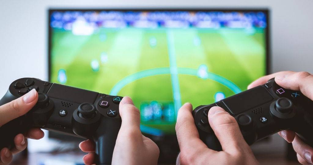 Deux personnes qui jouent à des jeux vidéos