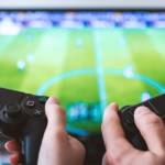 Deux personnes qui jouent à des jeux vidéos