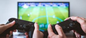 Deux personnes qui jouent à des jeux vidéos