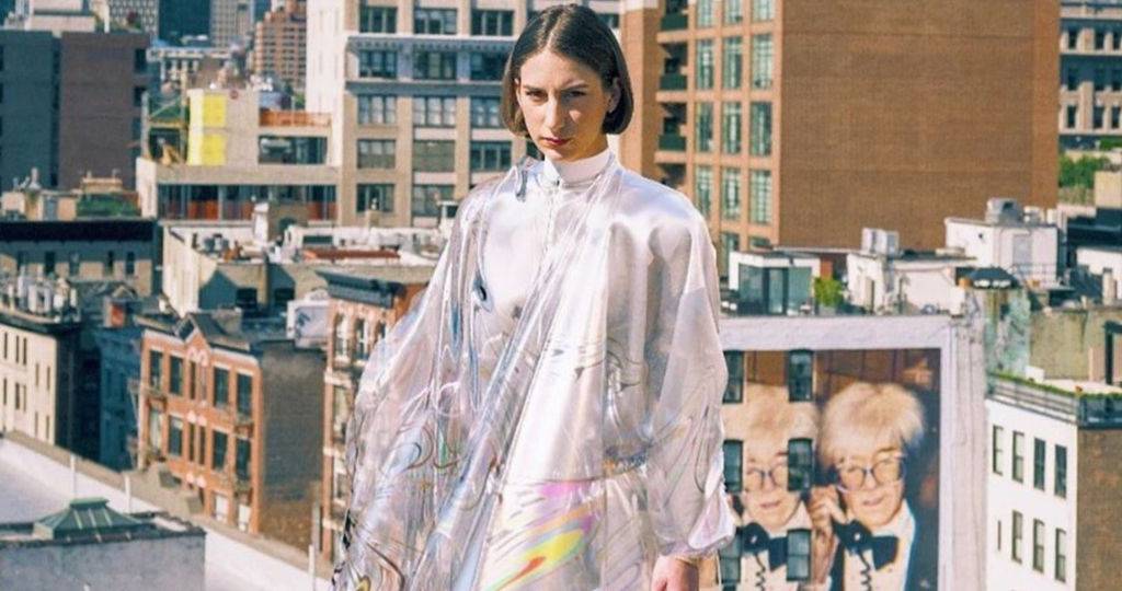 Une femme portant le modèle Iridesence, première robe virtuelle