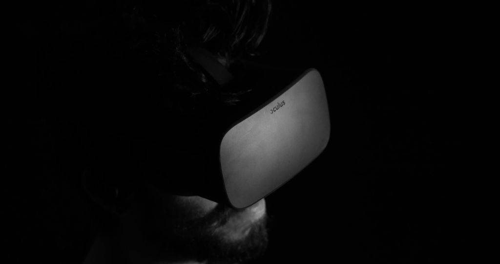 Un homme porte un casque de réalité virtuelle