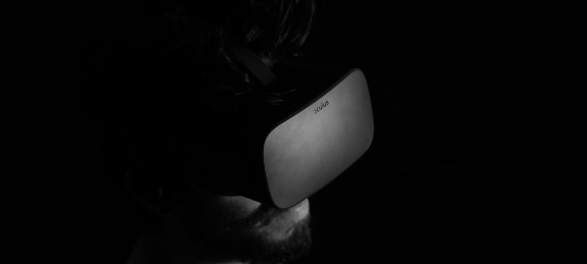 Le NewImages Festival dévoile la sélection de sa compétition VR Un homme porte un casque de réalité virtuelle