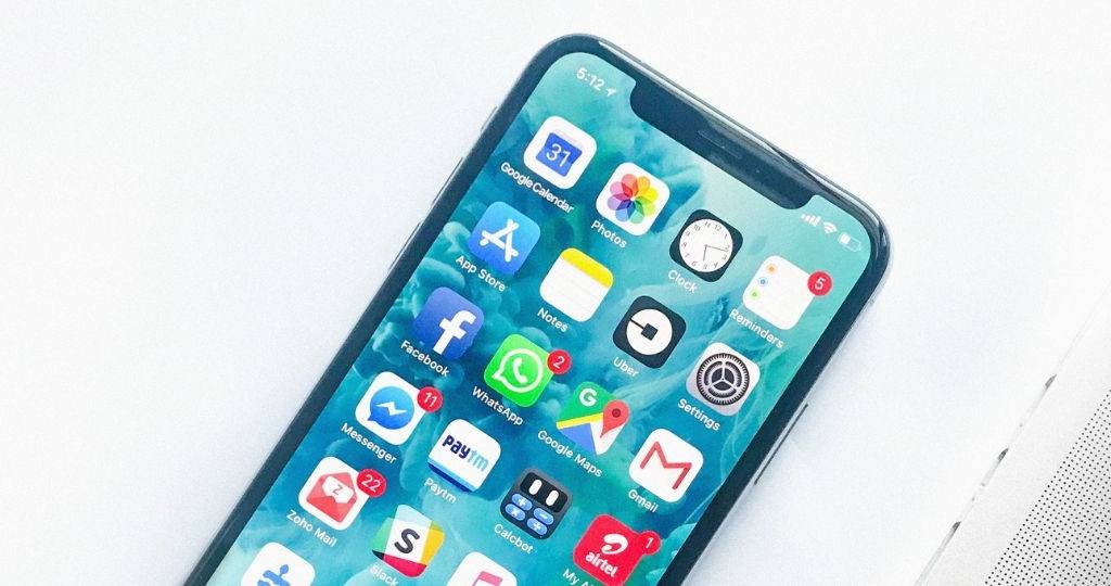 Iphone X sur fond blanc