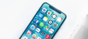 Iphone X sur fond blanc