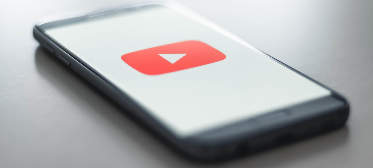 Comment réduire son empreinte écologique en utilisant Youtube ? Smartphone avec sur son écran le logo de la plateforme vidéo Youtube